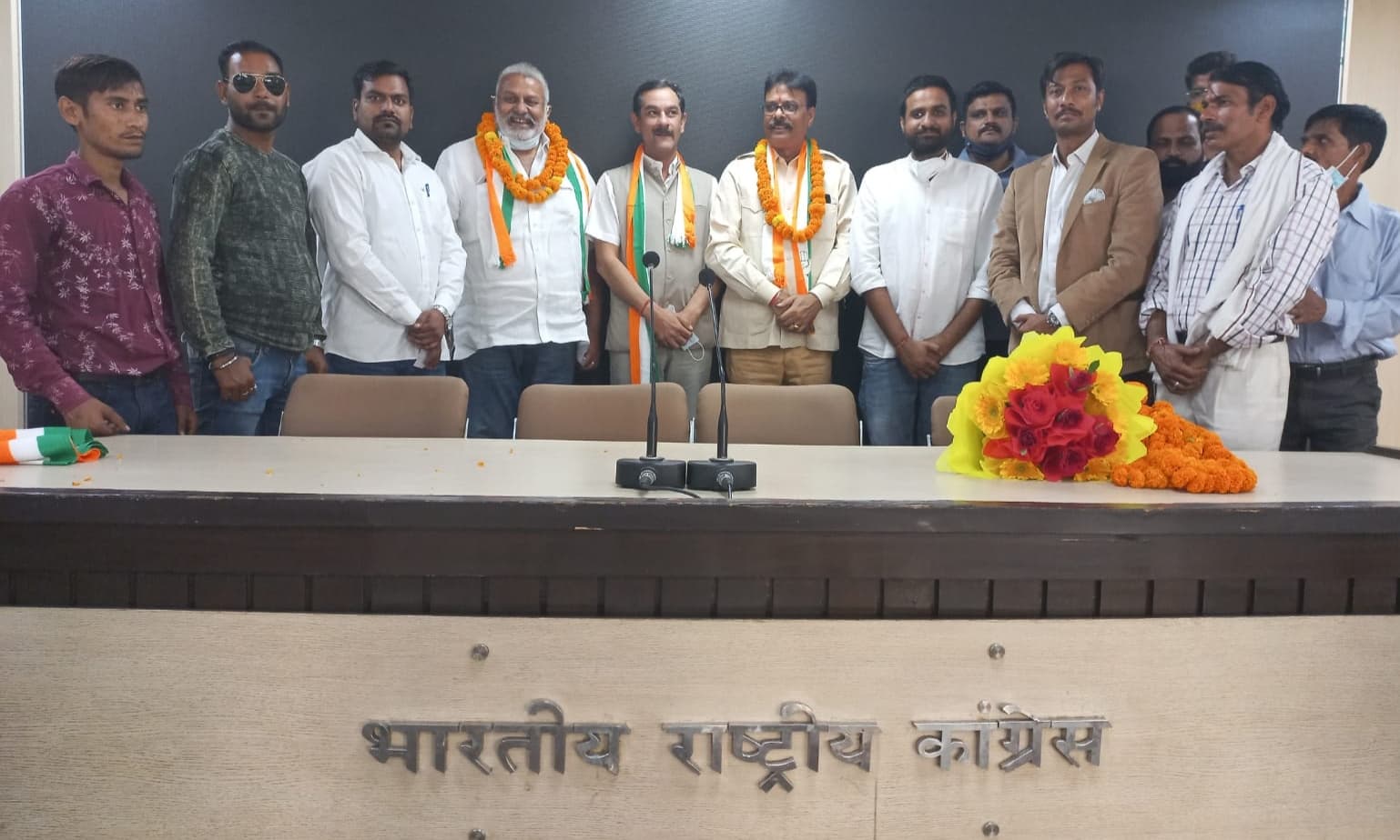 UP Chunav 2022 : अलीगढ़ की वीरपुरा रियासत के दो कुंवर हुए कांग्रेस में शामिल, जानें चुनाव पर कितना पड़ेगा असर? UP Chunav 2022 : अलीगढ़ की वीरपुरा रियासत के दो कुंवर हुए कांग्रेस में शामिल, जानें चुनाव पर कितना पड़ेगा असर?