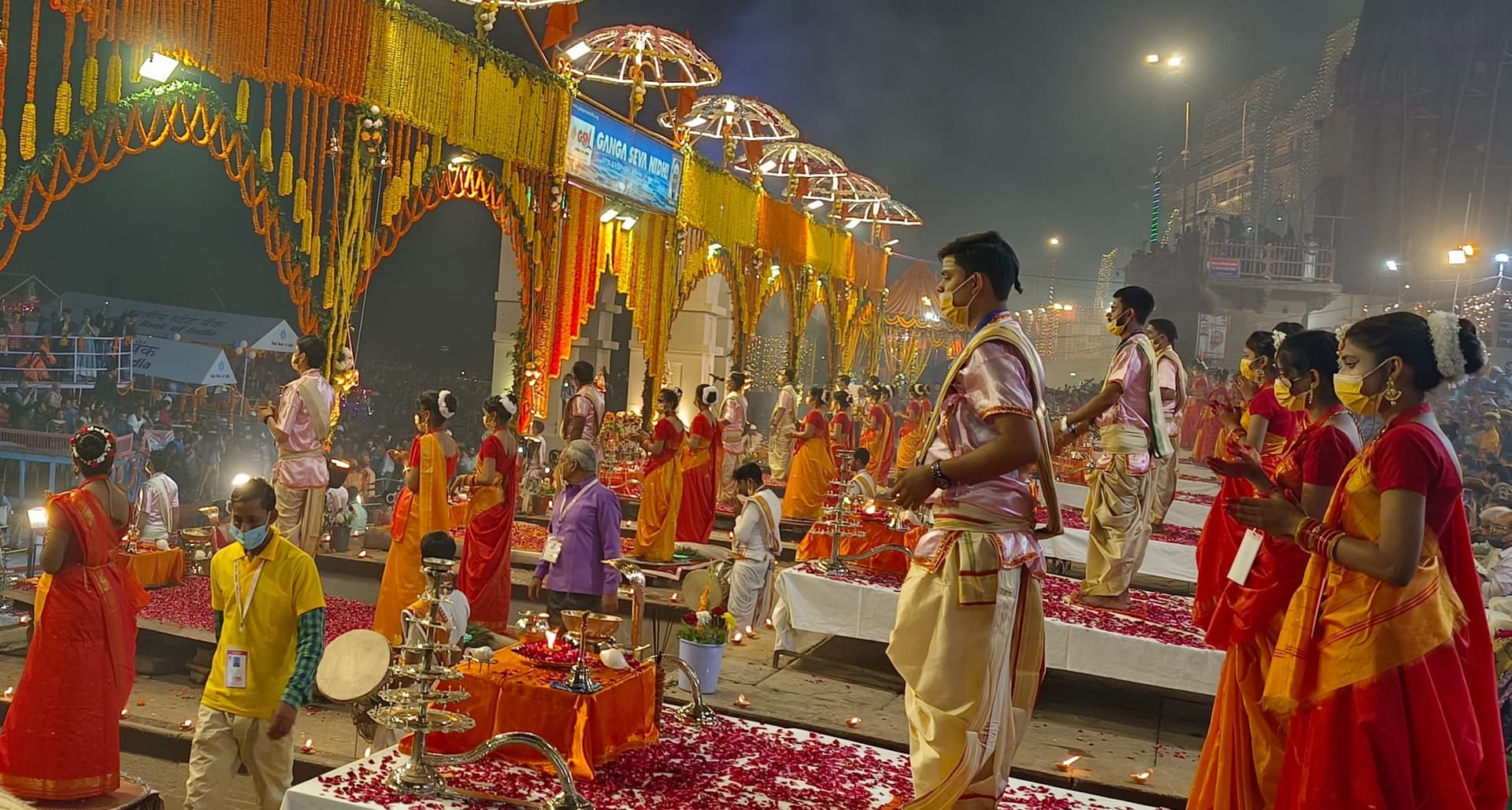 Varanasi Corona Update: कोरोना संकट में सांकेतिक गंगा आरती, विश्वनाथ धाम में स्पर्श पूजा पर भी रोक