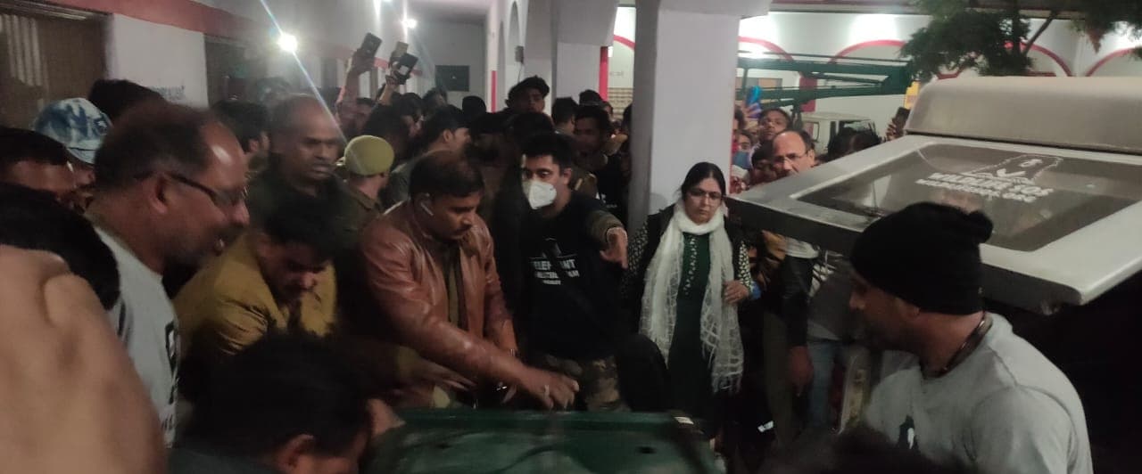 Aligarh News: क्लास में घुसे तेंदुए ने छात्र पर किया हमला, इस तरह पिंजरे में हुआ कैद