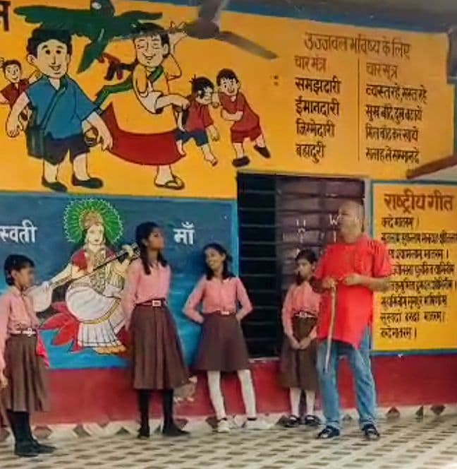 अजब-गजब: एक ऐसे शिक्षक जो अपने अनोखे तरीकों से बच्चों को देते हैं शिक्षा, आस-पास के गांवों में हो रही चर्चा