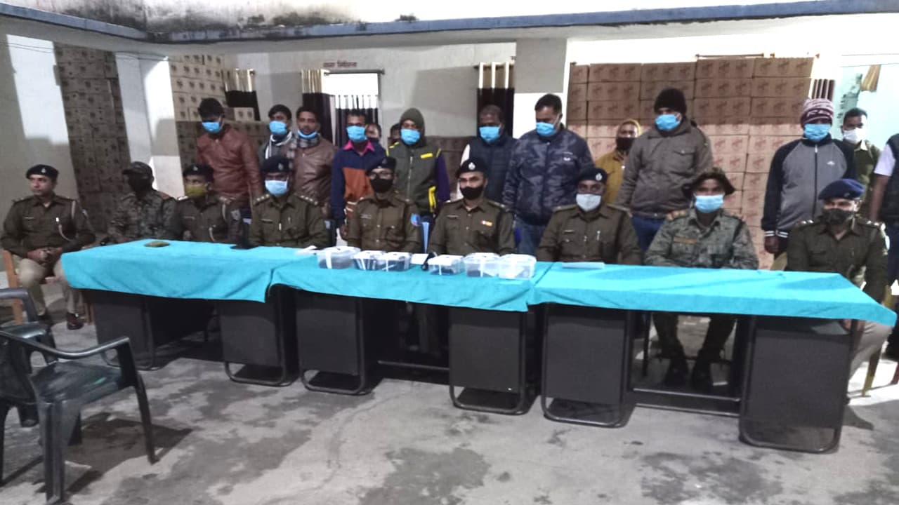 Jharkhand news: अदरक की बोरियों में छुपाकर लायी जा रही लाखों की अवैध विदेशी शराब जब्त, 10 आरोपी गिरफ्तार