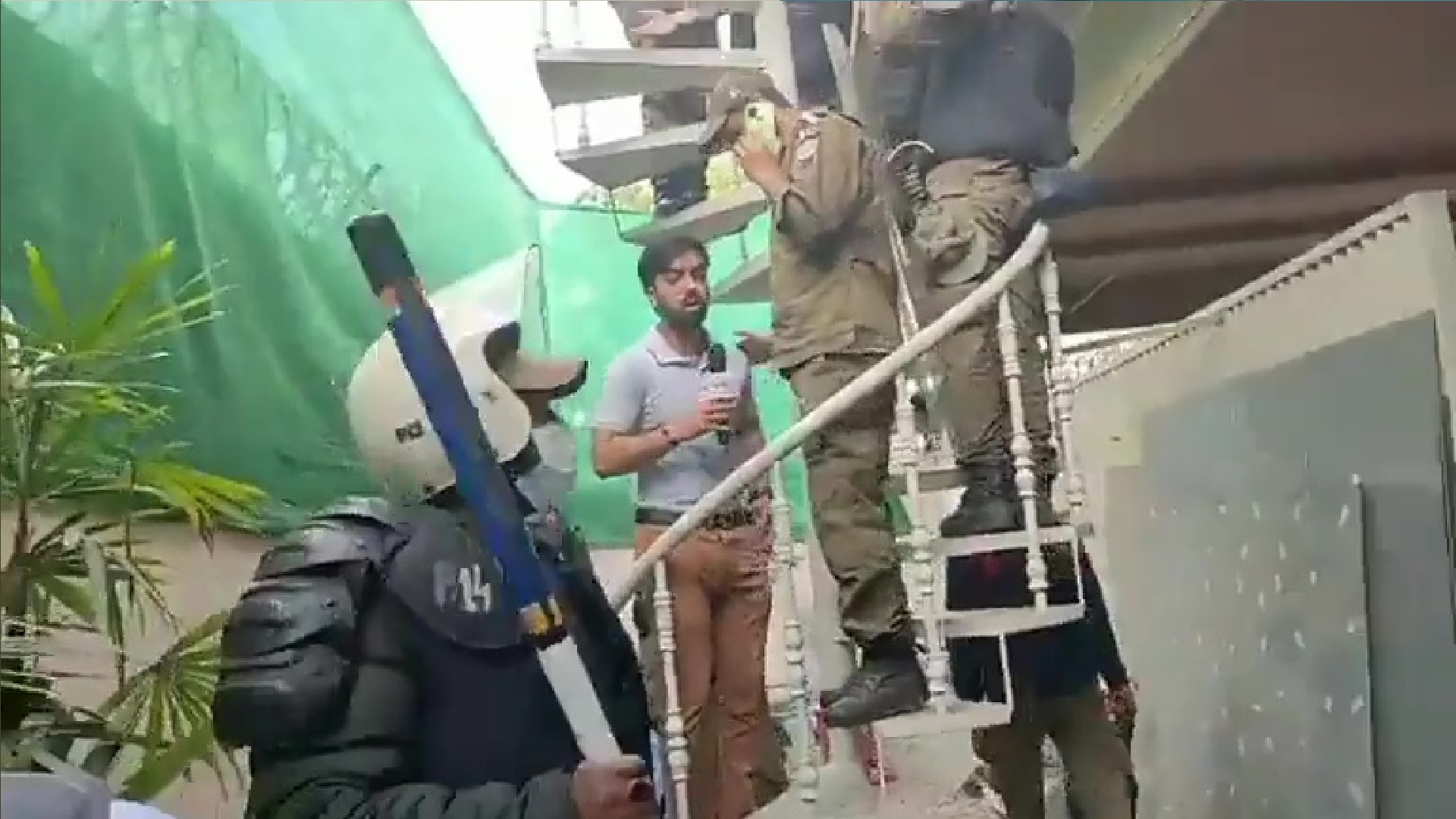 पाकिस्तान में बिगड़े हालात, इमरान खान के घर पर पुलिस का कब्जा, चला बुलडोजर