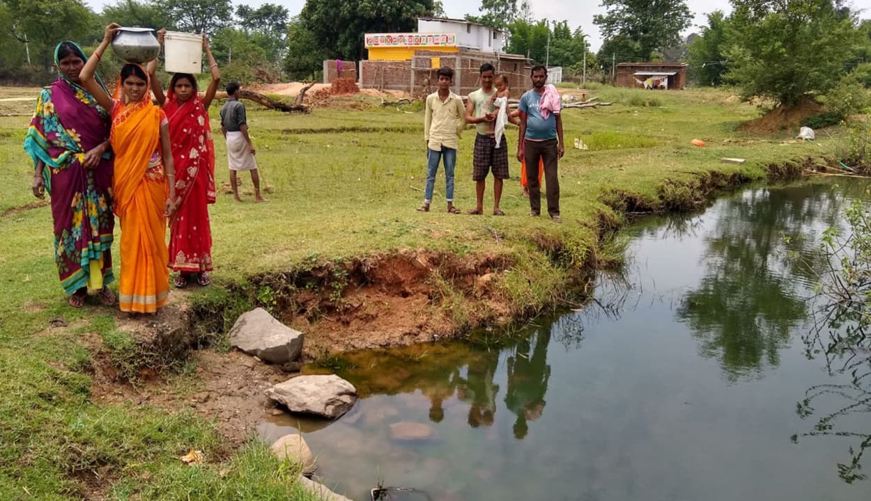 चतरा के टुंगरीटांड़ बस्ती में पानी की किल्लत, 3 साल से खराब है चापाकल, ग्रामीणों की समस्या पर नहीं दिया जा रहा ध्यान