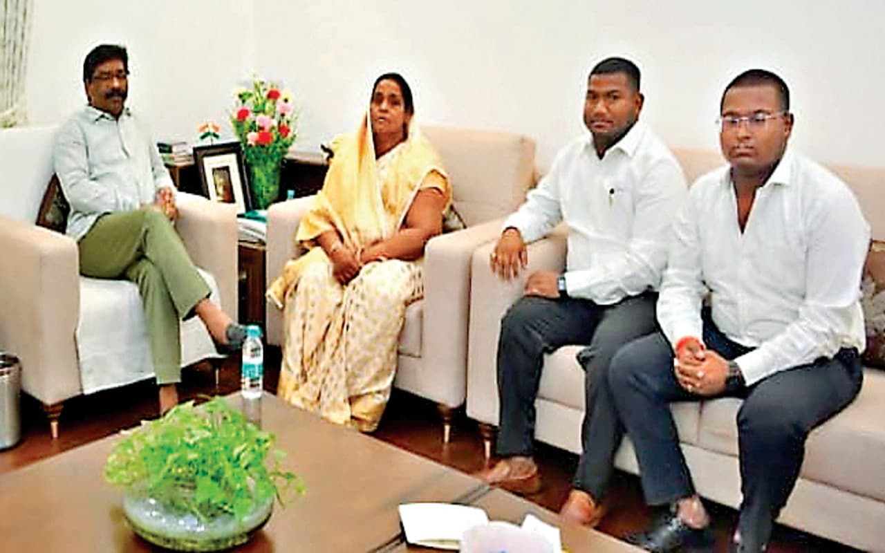 झारखंड : हेमंत सोरेन की कैबिनेट में किसकी होगी एंट्री? शिक्षा मंत्री जगरनाथ महतो के निधन के बाद से खाली है सीट झारखंड : हेमंत सोरेन की कैबिनेट में किसकी होगी एंट्री? शिक्षा मंत्री जगरनाथ महतो के निधन के बाद से खाली है सीट