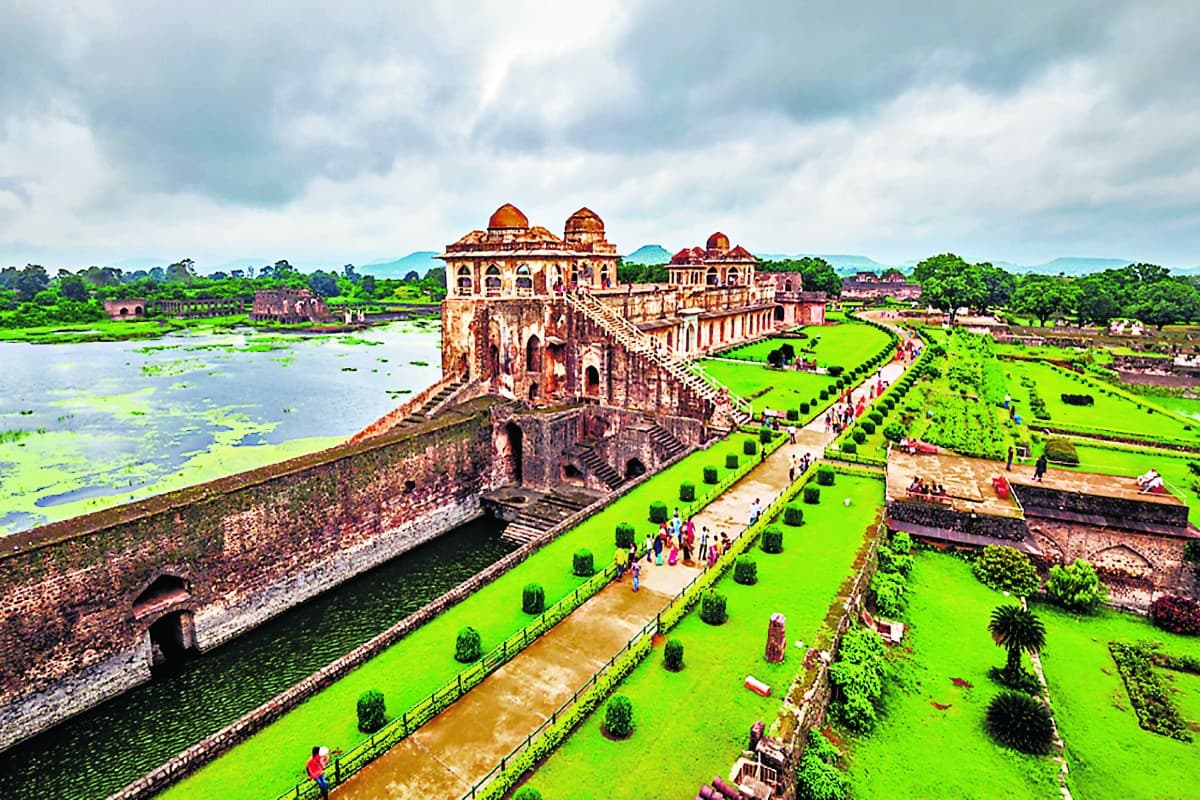 Tourism: पत्थरों के जरिए जानना हो इतिहास, तो मांडू घूमने की कर लें तैयारी
