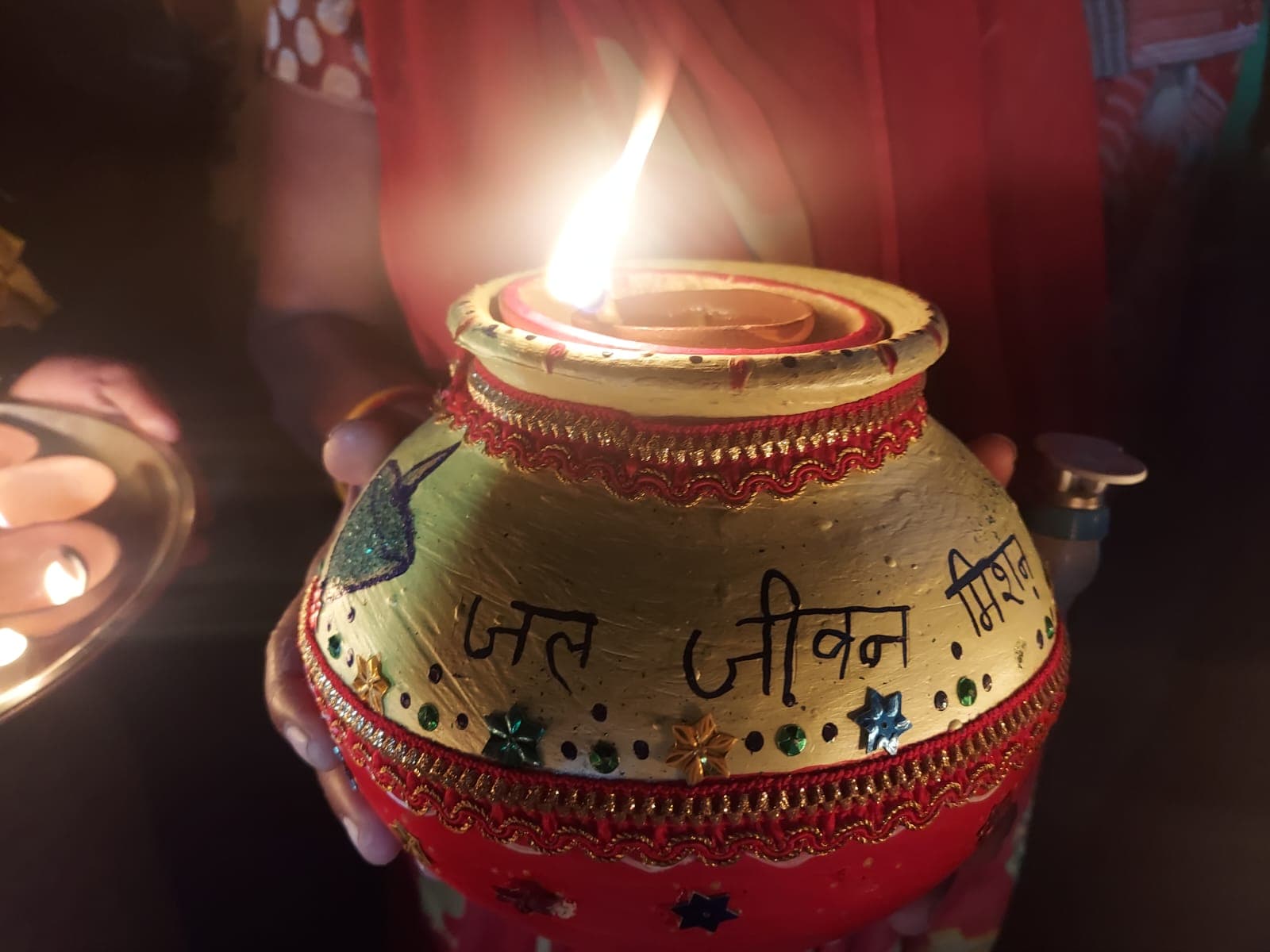 UP के लगभग 51 लाख ग्रामीण परिवारों में जगमगाए 5 करोड़ दीये, बिखरी ‘जल दीपावली’ की रोशनी