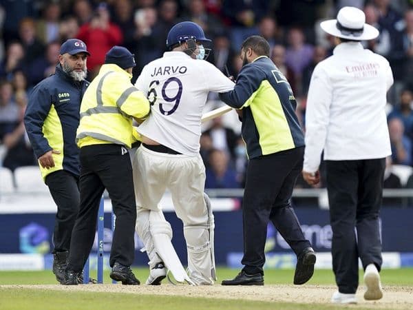 IND vs ENG: पैड और हेलमेट पहन मैदान में फिर से घुसा जार्वो 69, धक्के मार कर निकालना पड़ा बाहर, देखे वीडियो IND vs ENG: पैड और हेलमेट पहन मैदान में फिर से घुसा जार्वो 69, धक्के मार कर निकालना पड़ा बाहर, देखे वीडियो