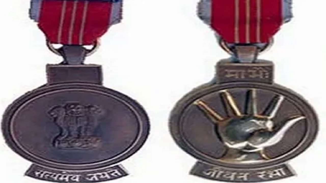 Jeevan Raksha Padak Awards 2021: 51 व्यक्तियों को दिया गया जीवन रक्षा पदक श्रृंखला पुरस्कार Jeevan Raksha Padak Awards 2021: 51 व्यक्तियों को दिया गया जीवन रक्षा पदक श्रृंखला पुरस्कार