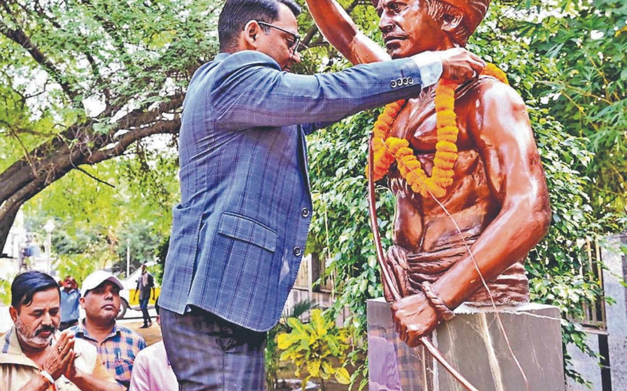 देवघर डीसी ने किया भगवान बिरसा मुंडा की मूर्ति का माल्यार्पण, कही ये बात