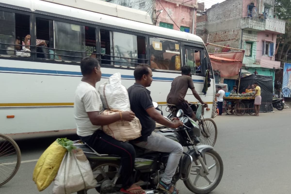 श्रावणी मेला 2023: देवघर में नो इंट्री में लगी रहीं बसें, बाबा मंदिर मोड़ पर बन रही जाम की स्थिति