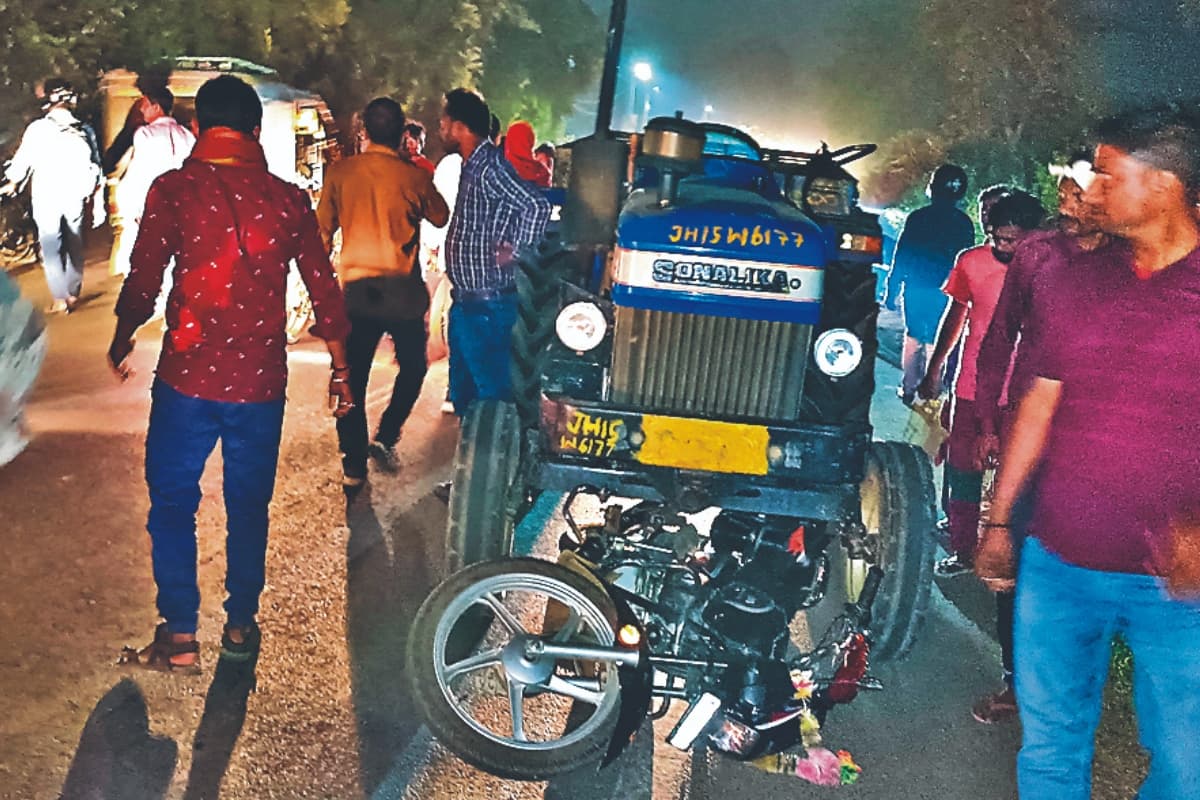 देवघर में दर्दनाक हादसा, ट्रैक्टर ने बाइक सवार को सौ मीटर तक घसीटा