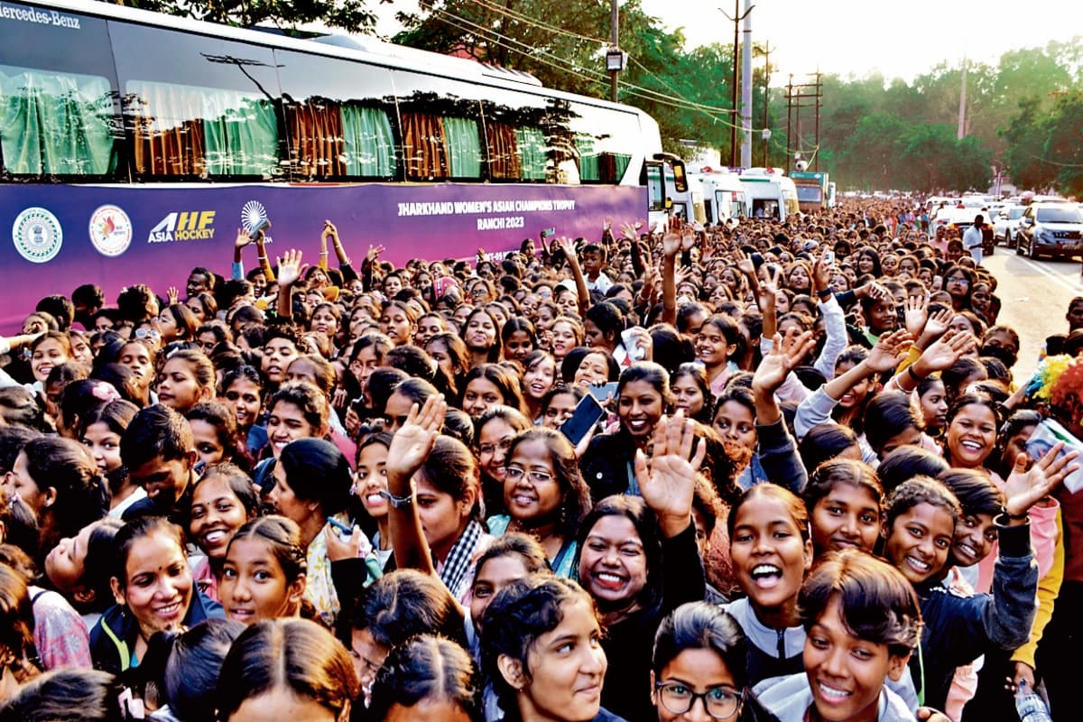 PHOTOS: झारखंड वीमेंस एशियन चैंपियनशिप में दिखी हॉकी की दीवानगी, देखें क्या हुआ जब जुनून के साथ उमड़ा हुजूम