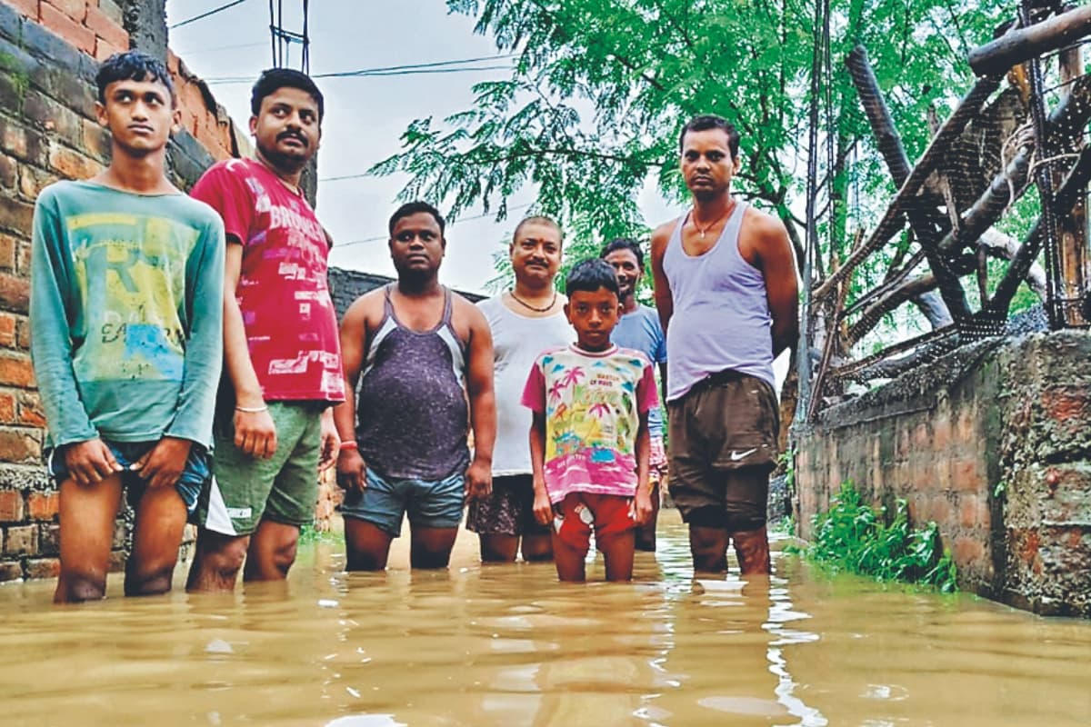 PHOTOS: साहिबगंज में तीन दिन में 143 एमएम बारिश से घुटनों तक भरा पानी, जलजमाव के कारण सता रहा संक्रमण का डर