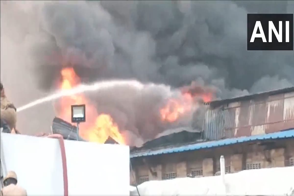 हावड़ा के एक गोदाम में लगी भीषण आग, मौके पर पहुंची दमकल की 15 गाड़ियां, अग्निशमन मंत्री, भी पहुंचे घटनास्थल