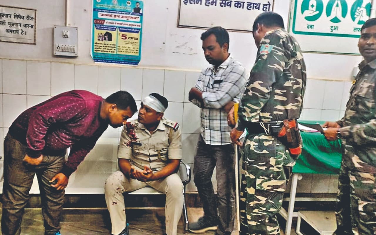 गोड्डा : प्रतिमा विसर्जन कर लौटते समय दो गुटों में हुई जमकर मारपीट, पुलिस वाहन पर भी पथराव दारोगा हुए चोटिल