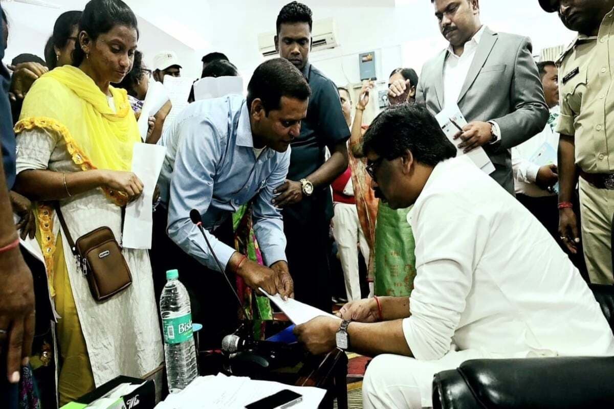 झारखंड शिक्षक के ब्लैकबोर्ड मॉडल को बंगाल के टीचर ने चुराया, सीएम हेमंत सोरेन ने दिया कार्रवाई का निर्देश झारखंड शिक्षक के ब्लैकबोर्ड मॉडल को बंगाल के टीचर ने चुराया, सीएम हेमंत सोरेन ने दिया कार्रवाई का निर्देश