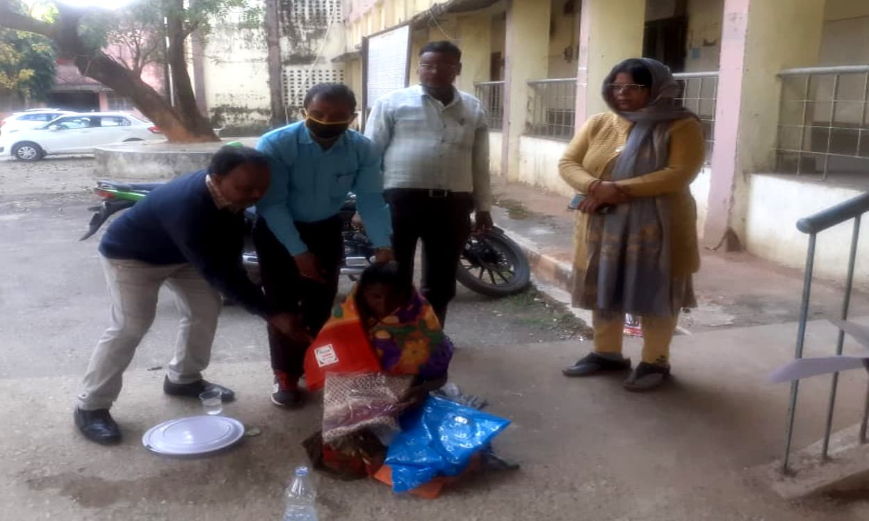 दिव्यांग झुबली की बेबसी देख गुमला डीसी ने दिये कंबल व साड़ी, एक सप्ताह में पेंशन स्वीकृत करने का निर्देश