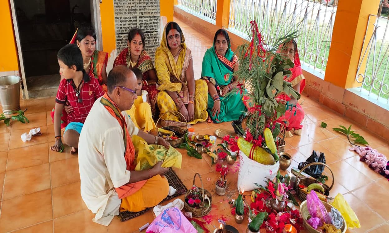 Jivitputrika Vrat 2021: आज निर्जला व्रत रख माताएं करेंगी जीमूतवाहन की पूजा, यहां पढ़ें पौराणिक कथा