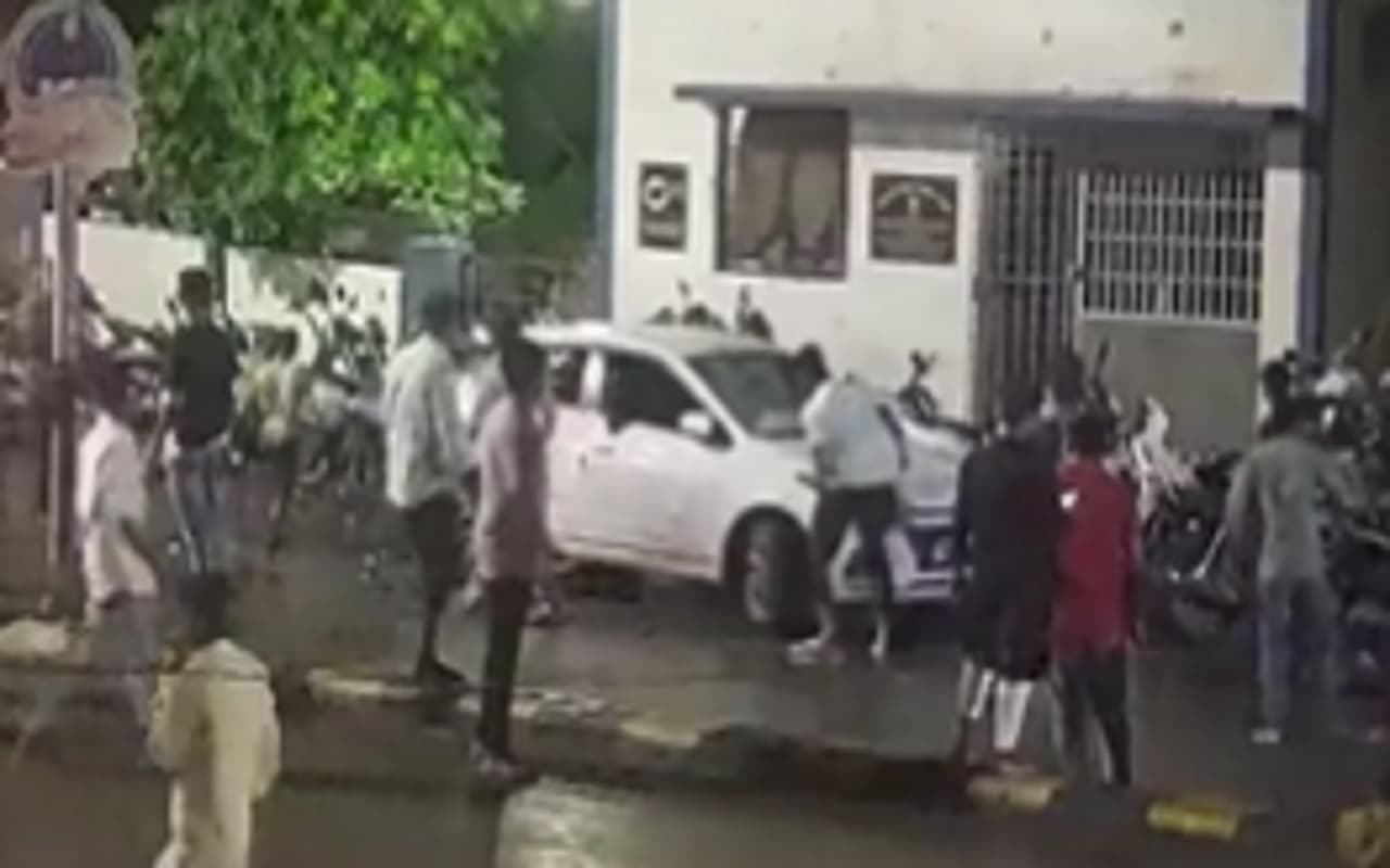 दरगाह नोटिस मामला: जूनागढ़ हिंसा में एक की मौत, चार पुलिसकर्मी घायल, 174 लोग हिरासत में लिये गये