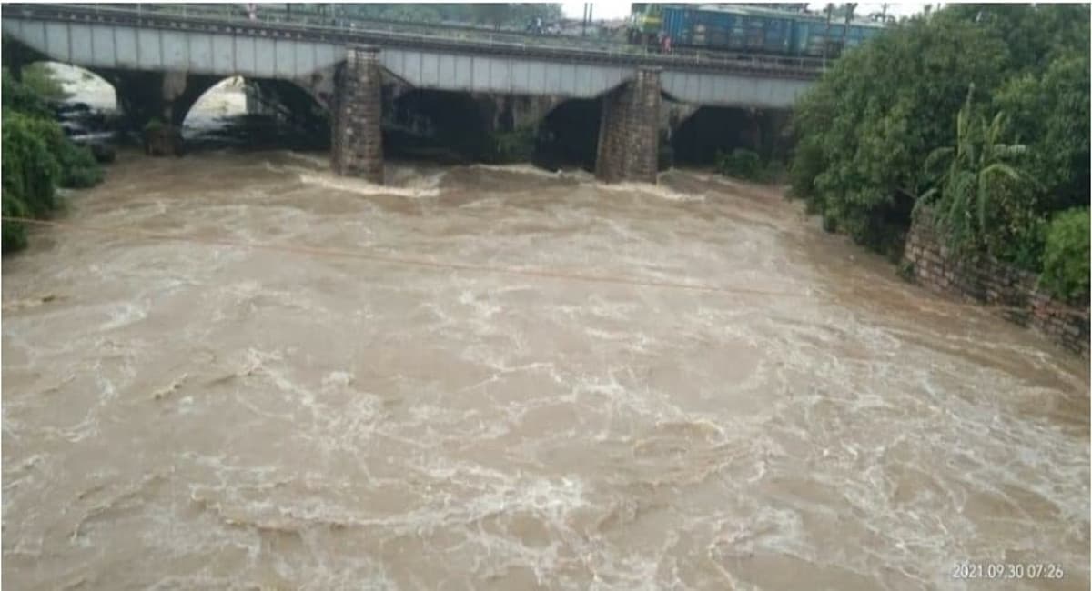 Jharkhand Weather News: BCCL के केशलपुर खदान में घुसा नदी का पानी, मौके पर पहुंची रेस्क्यू टीम