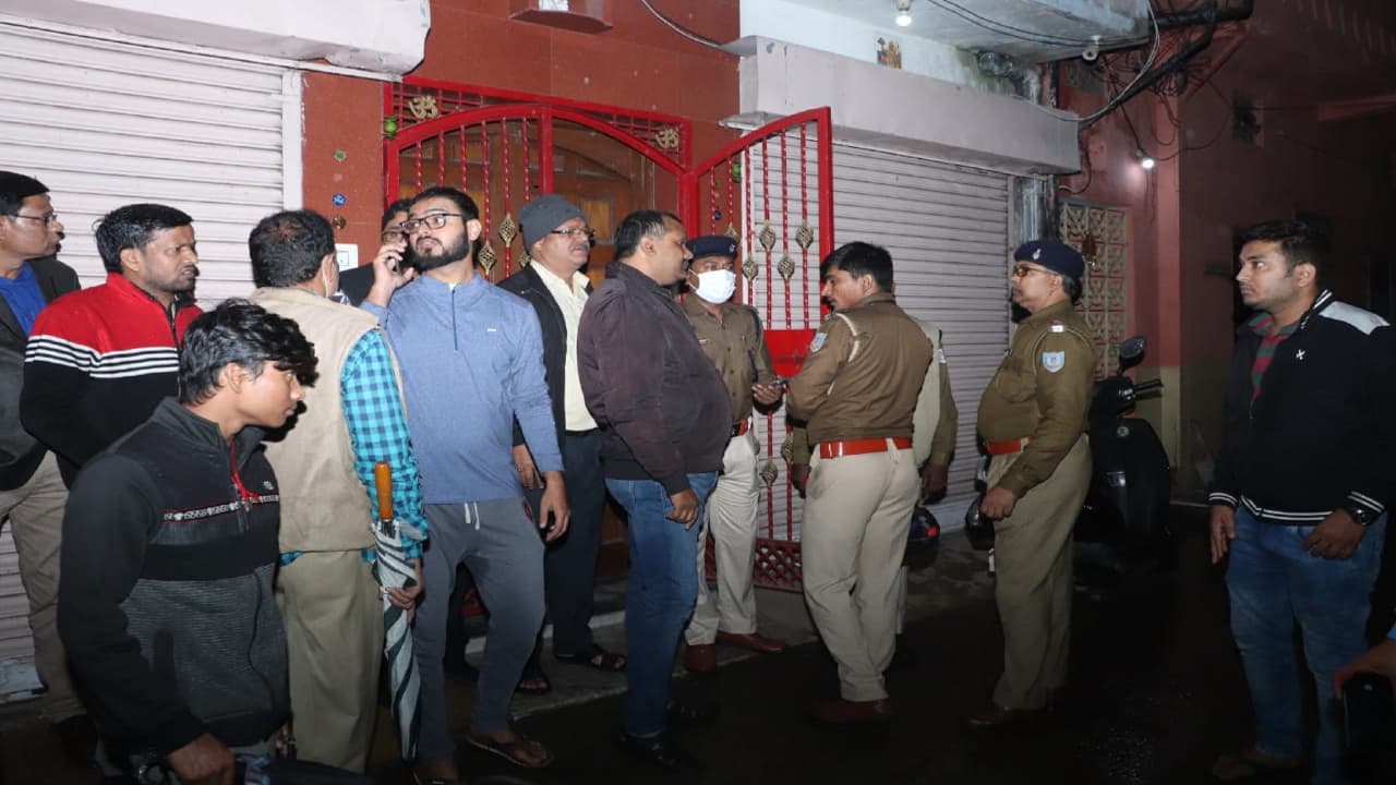 Jharkhand news: जमशेदपुर के कामसा स्टील ऑफिस में अपराधियों ने कर्मचारियों को बनाया बंधक,करीब 10 लाख की हुई लूट Jharkhand news: जमशेदपुर के कामसा स्टील ऑफिस में अपराधियों ने कर्मचारियों को बनाया बंधक,करीब 10 लाख की हुई लूट