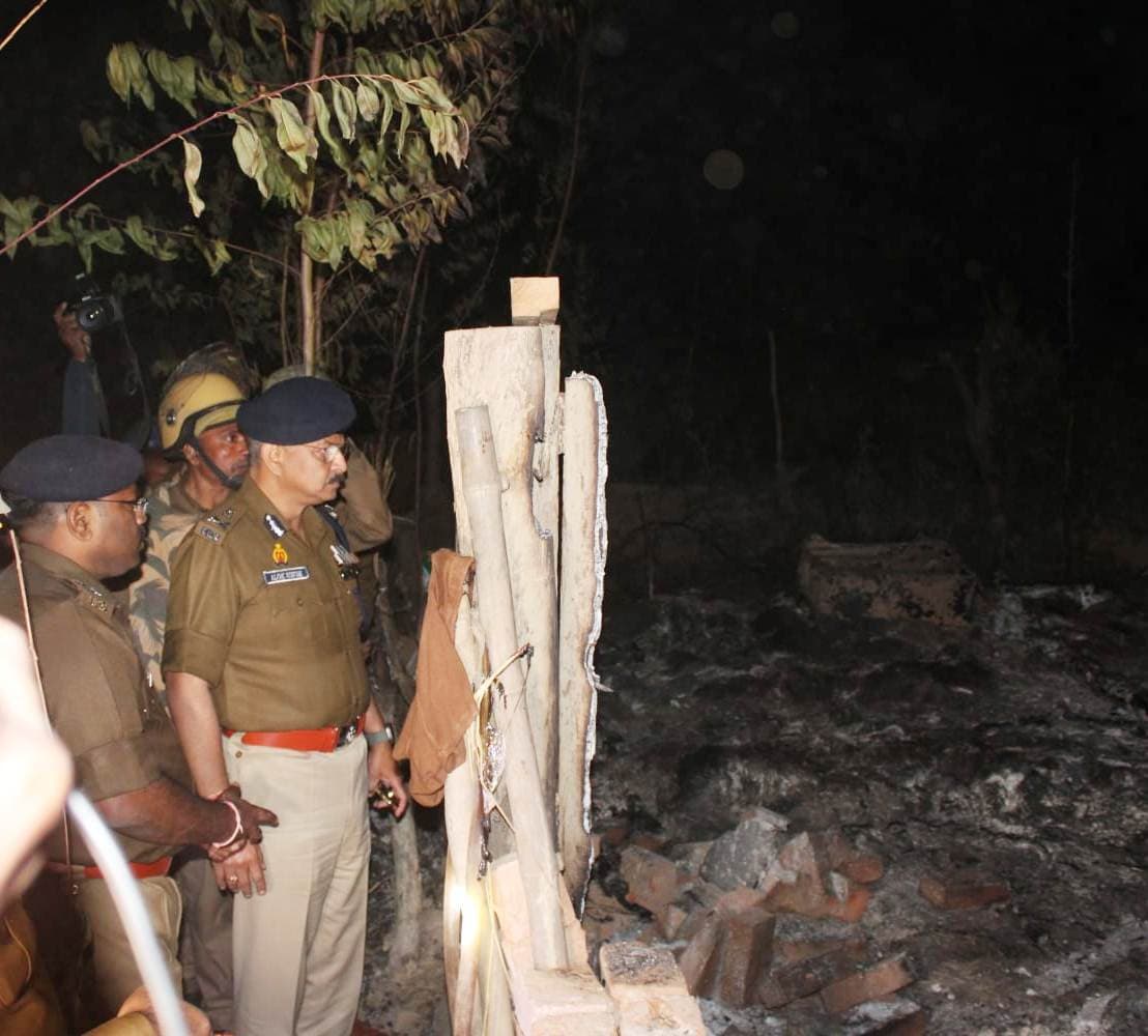 UP News : जिस घटना में मां बेटी जिंदा जले उसकी जांच के लिये एसआइटी मांग रही आठ साल पहले मरे व्यक्ति के बयान
