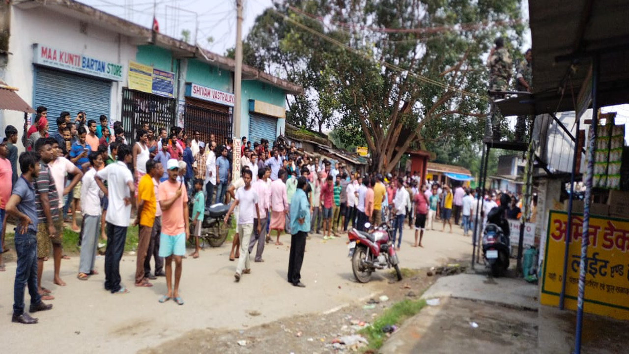 झारखंड के धनबाद में किशोरी से छेड़खानी पर हंगामा, पथराव में आधा दर्जन लोग हुए घायल, पुलिस कर रही है कैंप