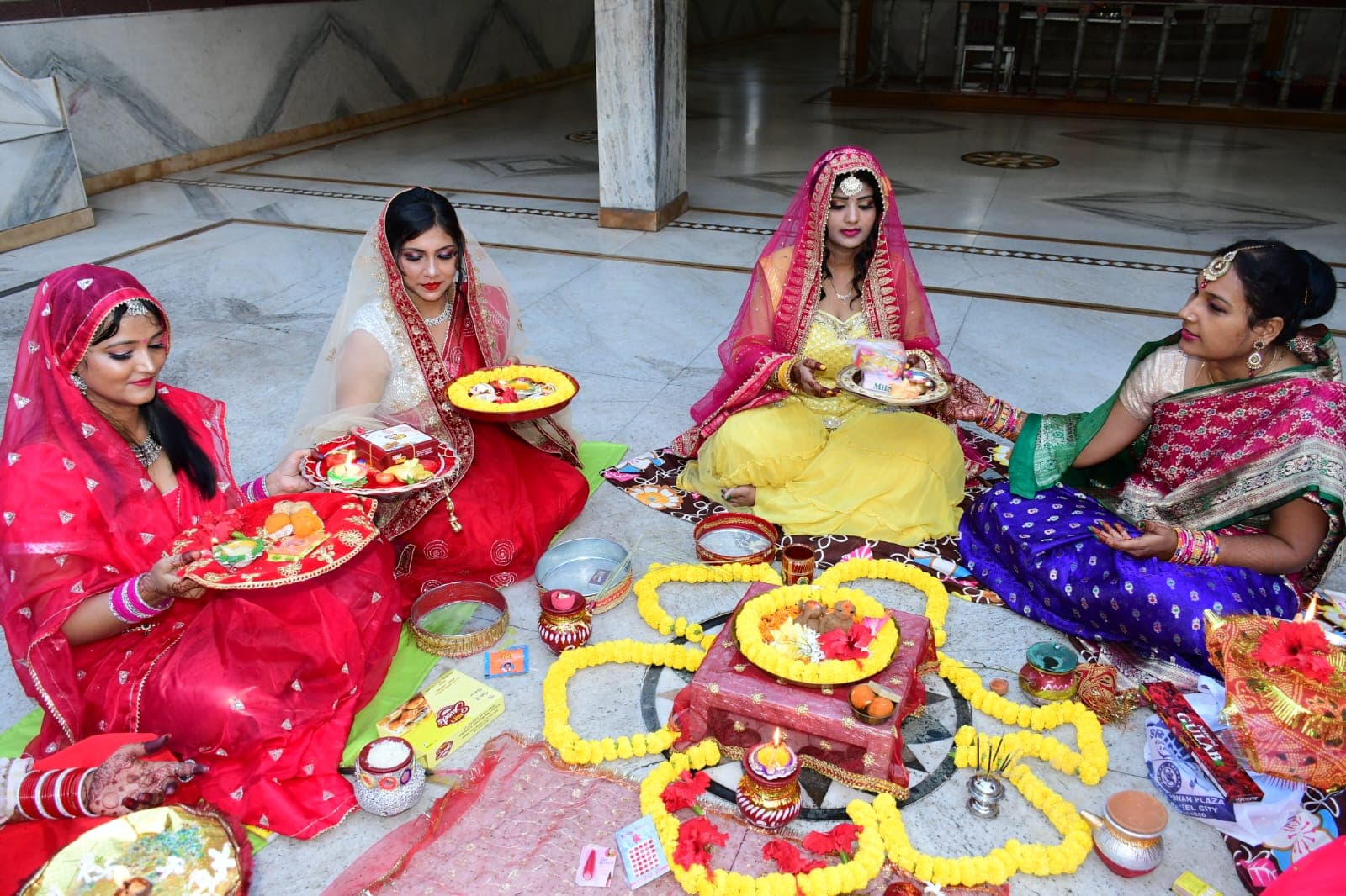करवा चौथ की पूजन थाली में ना छूटे ये सामान, जानें पूजा विधि और चांद के दीदार का टाइम