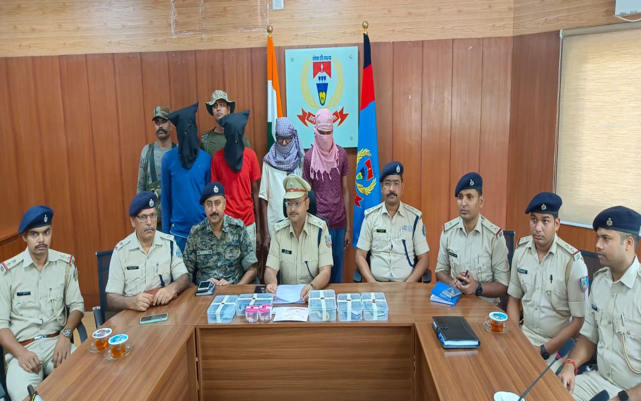 झारखंड : खूंटी पुलिस को फिर मिली सफलता, PLFI का एरिया कमांडर सहित 4 नक्सली गिरफ्तार, कई असलहे बरामद