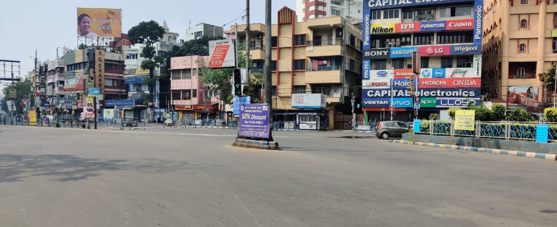 West Bengal Lockdown News : 1300 लोगों की गिरफ्तारी के बाद दूसरे दिन कोलकाता की सड़कें वीरान