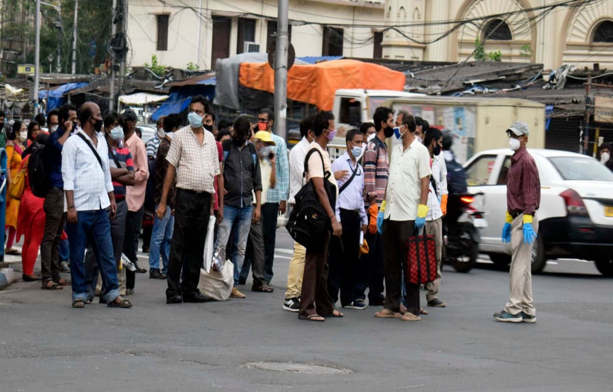 Lockdown 5.0 /Unlock 1 : बंगाल की सड़कों पर चहलपहल बढ़ी, पर लोग सोशल डिस्टैंसिंग का नहीं रख रहे हैं ध्यान Lockdown 5.0 /Unlock 1 : बंगाल की सड़कों पर चहलपहल बढ़ी, पर लोग सोशल डिस्टैंसिंग का नहीं रख रहे हैं ध्यान