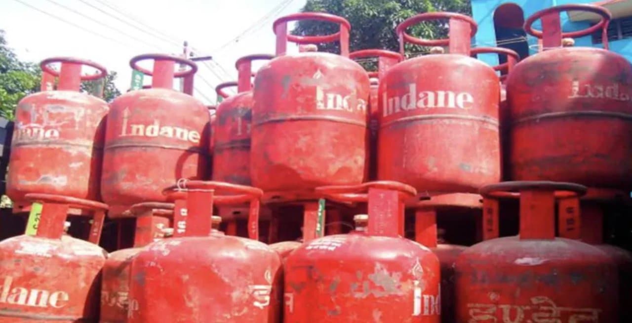 LPG News : साल में आप ले सकेंगे 15 एलपीजी सिलेंडर, लेकिन सब पर नहीं मिलेगी सब्सिडी, जानें क्यों?