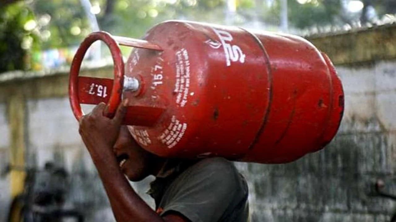 LPG Price : आज 1 जून से एलपीजी सिलेंडर 135 रुपये हुआ सस्ता, पेट्रोलियम कंपनी आईओसीएल ने जारी की नई दरें LPG Price : आज 1 जून से एलपीजी सिलेंडर 135 रुपये हुआ सस्ता, पेट्रोलियम कंपनी आईओसीएल ने जारी की नई दरें