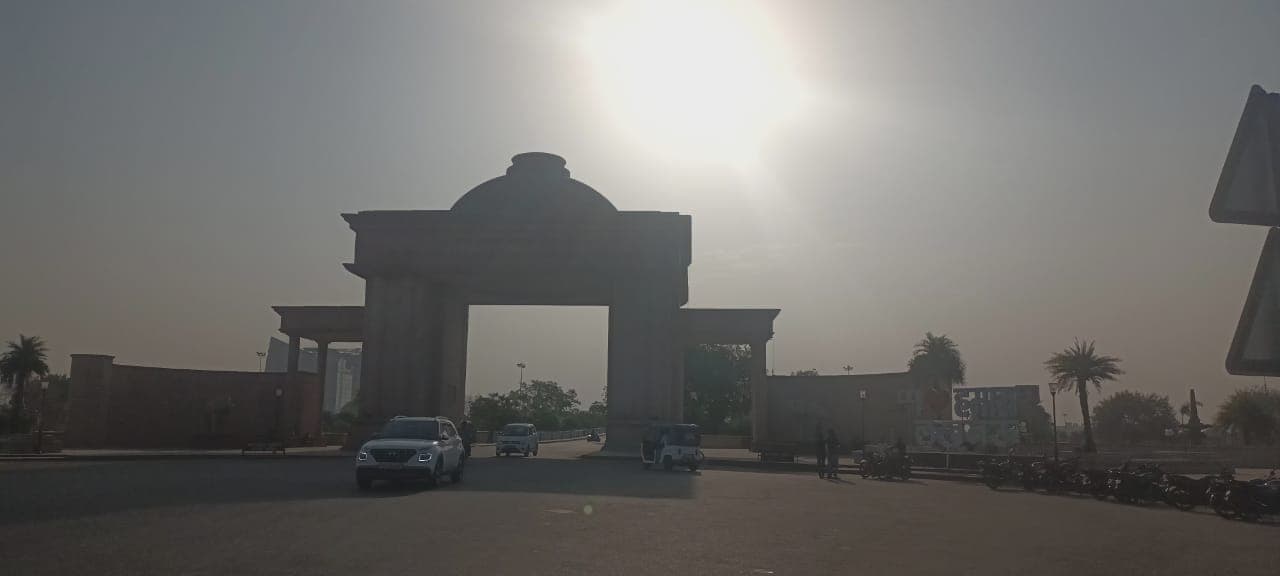 UP Weather Forecast: यूपी में अब सताने लगी गर्मी, आने वाले दिनों में और चढ़ेगा पारा, कई जगह आंधी के आसार