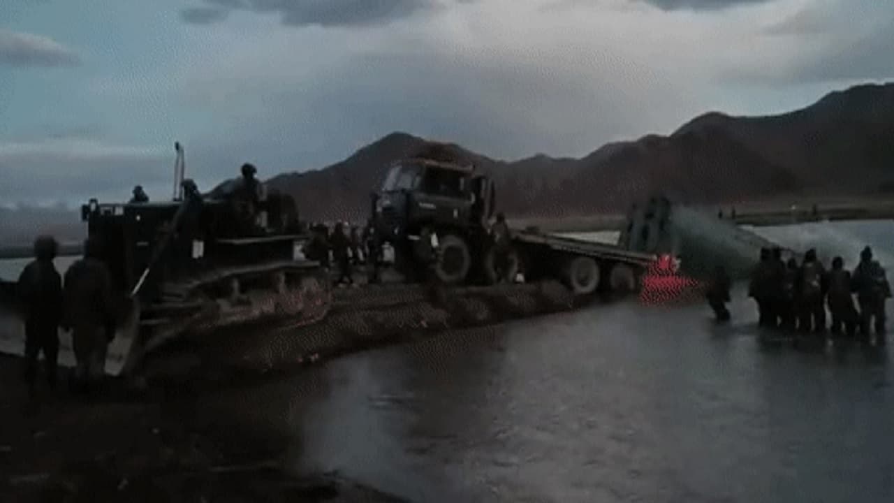 Ladakh: लद्दाख में दिखा भारतीय सेना के इंजीनियर्स का कमाल, चंद घंटों में सिंधु नदी पर बना डाला शानदार पुल