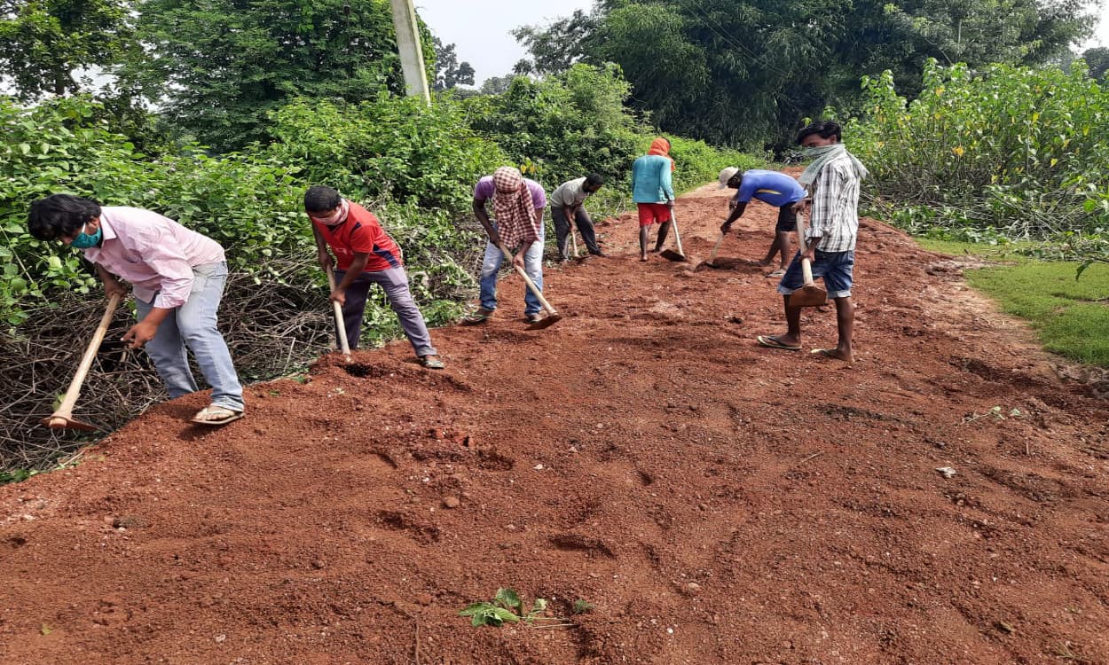 कर्री खुर्द में ग्रामीणों ने श्रमदान से एक किमी सड़क का किया निर्माण