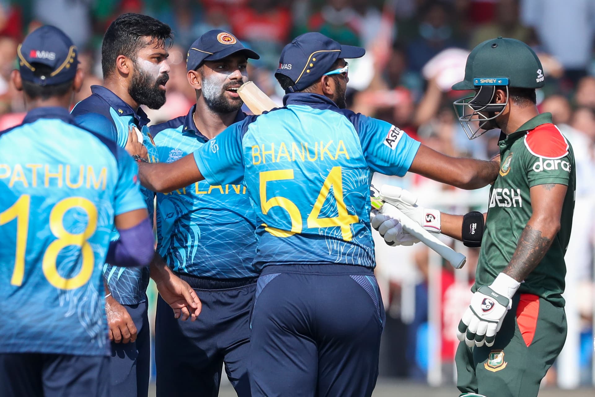 T20 World Cup 2021: बीच मैदान पर भिड़ गये बांग्लादेश-श्रीलंका के क्रिकेटर, आईसीसी ने लगाया जुर्माना
