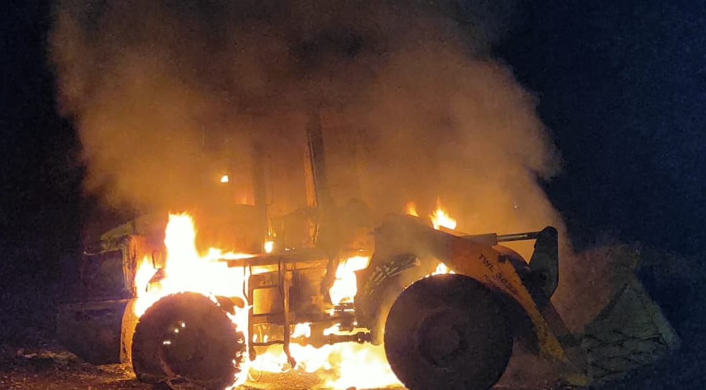 झारखंड : चतरा में टीएसपीसी उग्रवादियों का तांडव, दो पोकलेन फूंके, मुंशी-मजदूरों को पीटा