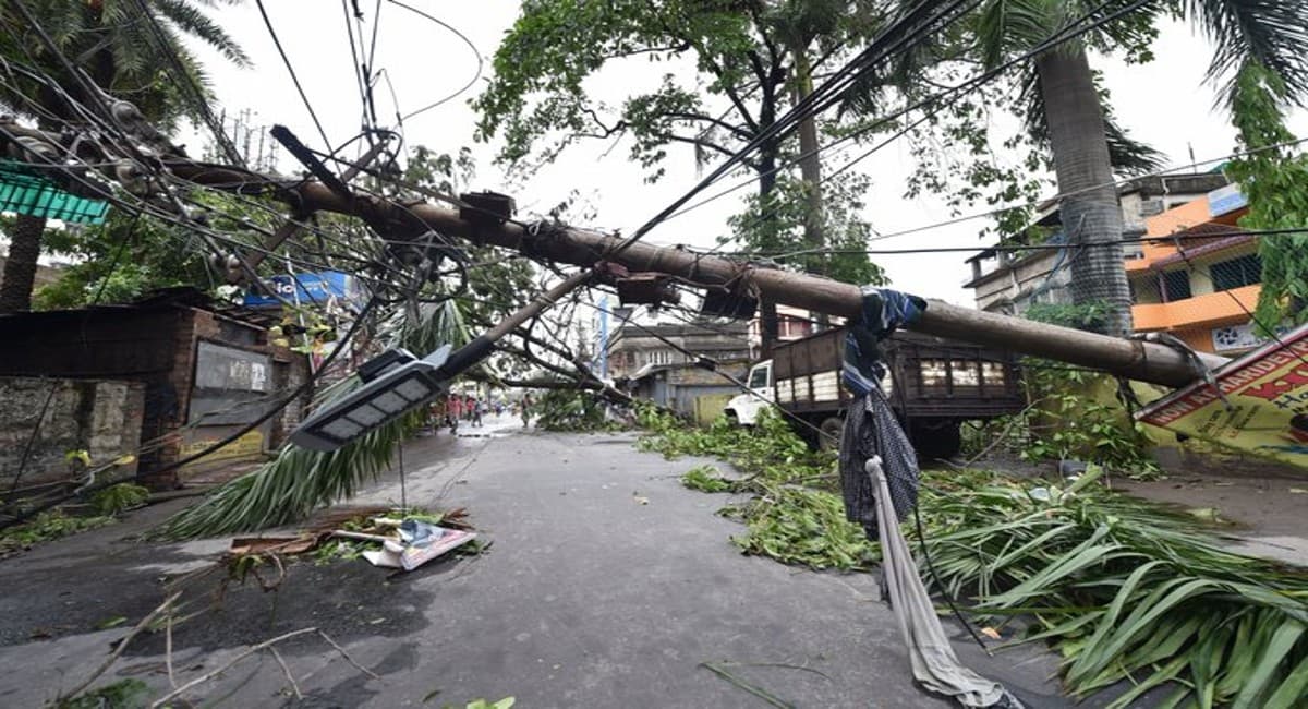 पश्चिम बंगाल में फिर बढ़ने लगा कोरोना का कहर, 24 परगना जिले में 3 दिन के लिए लगाया गया लॉकडाउन