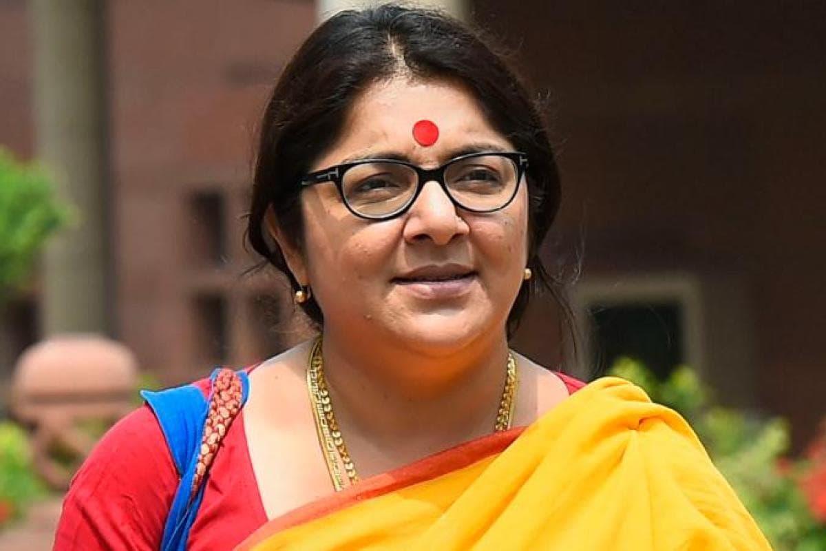 Bengal Chunav 2021: लॉकेट चटर्जी के पीए को पुलिस ने मारा थप्पड़, विरोध में धरना पर बैठी बीजेपी सांसद