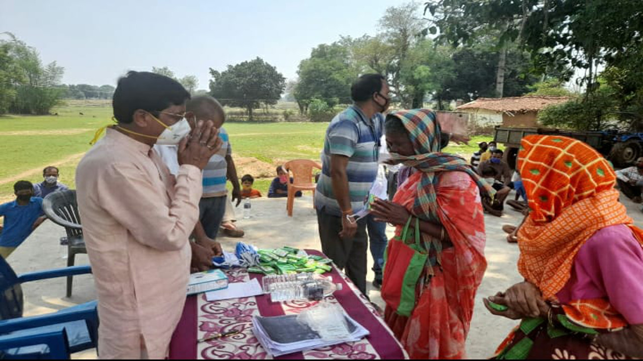 जनता के बीच पहुंचे लोहरदगा सांसद सुदर्शन भगत, गुमला के कई गांवों में ग्रामीणों से कोरोना जांच और टीका लगाने की अपील की