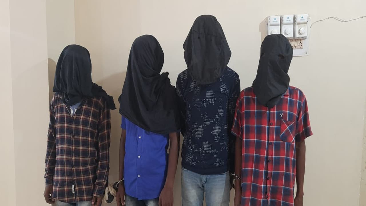 Jharkhand Naxali News : पलामू में घटना को अंजाम देने जा रहे 4 PLFI नक्सली लोहरदगा के कुड़ू में गिरफ्तार, तीन हथियार समेत दो बाइक बरामद