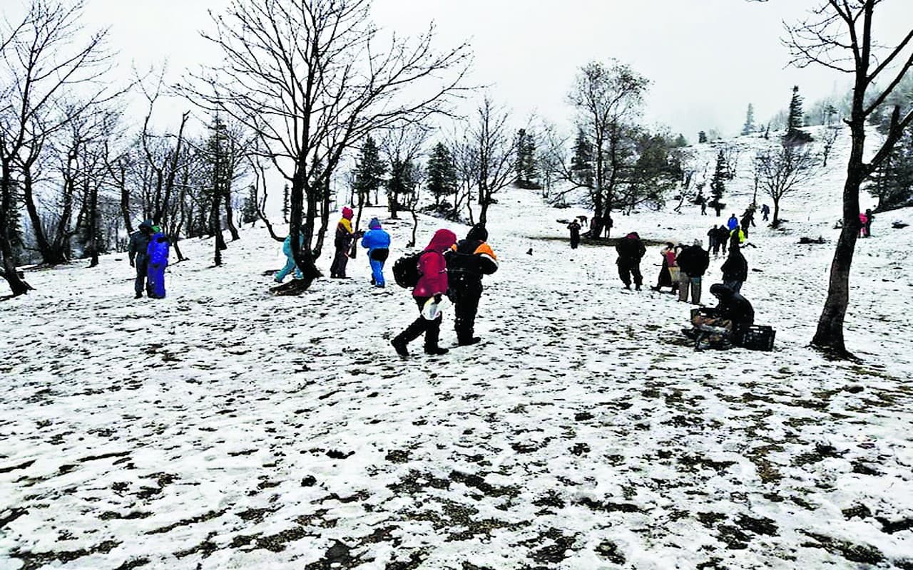 Honeymoon Destinations: सर्दियों में हनीमून के लिए बहुत रोमांटिक हैं ये डेस्टिनेशंस, जानें खर्च की डिटेल