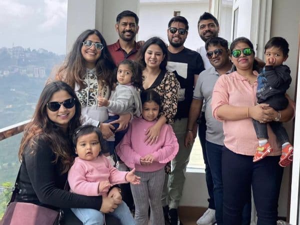 परिवार संग शिमला में कुछ इस अंदाज में छुट्टियां बिता रहे हैं Dhoni, नये लुक मे नजर आए कैप्टन कूल
