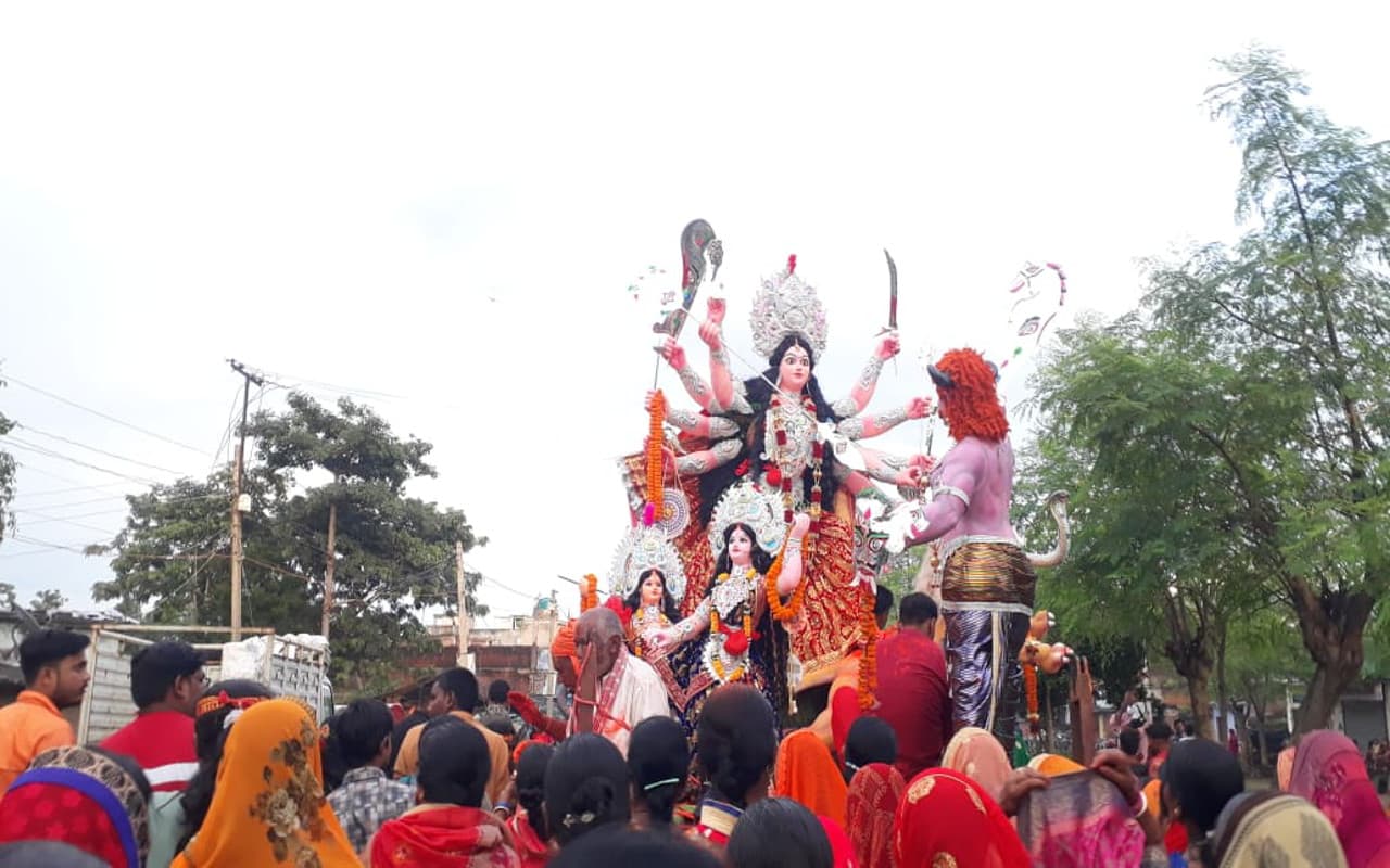 पारंपरिक वाद्ययंत्रों के साथ गिरिडीह के बगोदर में मां दुर्गा की प्रतिमा का विसर्जन, महिलाओं की उमड़ी भीड़