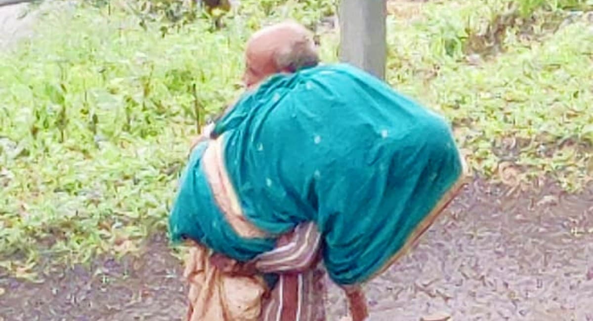 महाराष्ट्र: एंबुलेंस नहीं मिला, तो नंगे पैर पत्नी को कंधे पर लादकर अस्पताल पहुंचे बुजुर्ग, लेकिन…