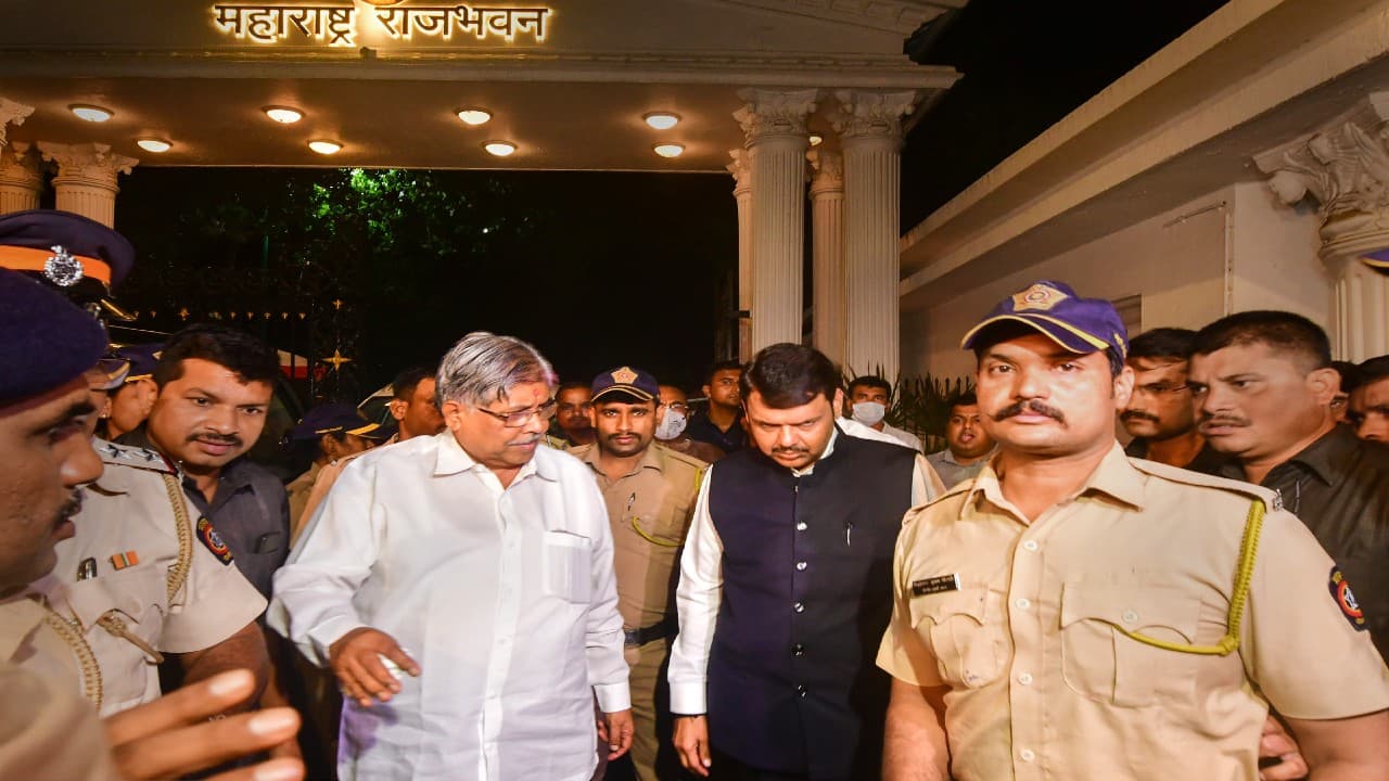 महाराष्ट्र सियासी संकट : उद्धव-शिंदे की जंग में BJP ने फंसाई टांग, फडणवीस ने की फ्लोर टेस्ट कराने की मांग