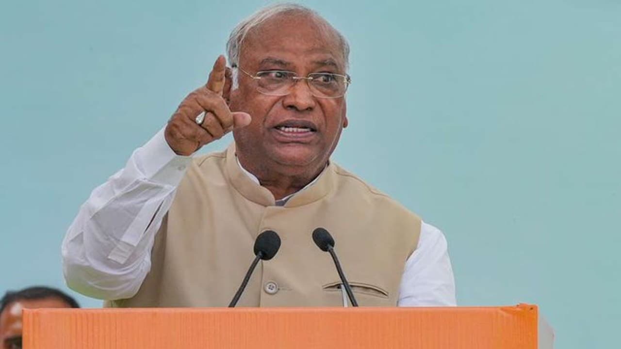 मल्लिकार्जुन खड़गे की टीम में कांग्रेस के वे 4 लोग, जो पार्टी के नए चीफ के बीच करेंगे सेतु के खंभे का काम