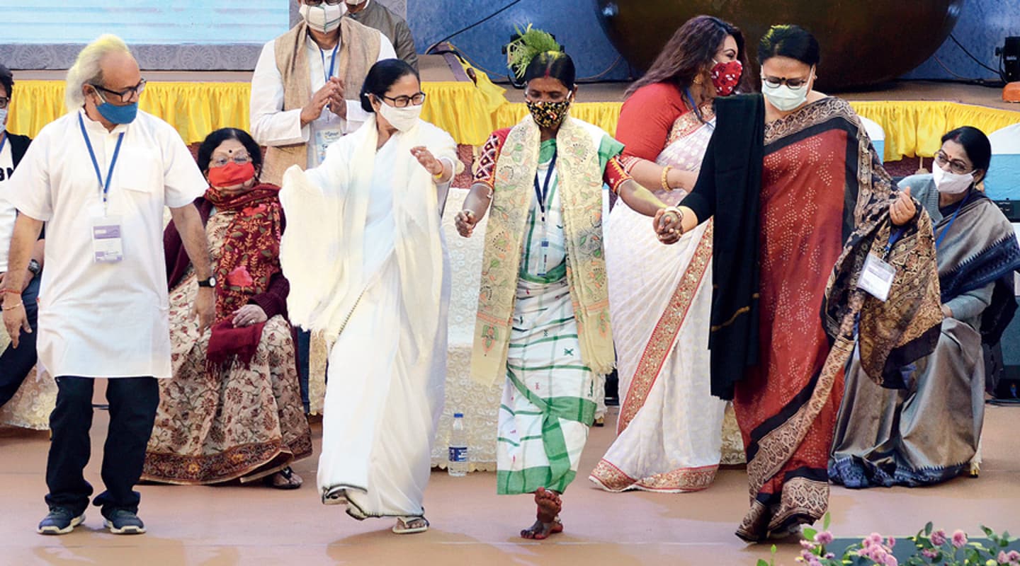 VIDEO: मंच पर थिरकने लगीं ममता बनर्जी, लोगों ने कहा, वोट के लिए इनसे कुछ भी करवा लो… VIDEO: मंच पर थिरकने लगीं ममता बनर्जी, लोगों ने कहा, वोट के लिए इनसे कुछ भी करवा लो…