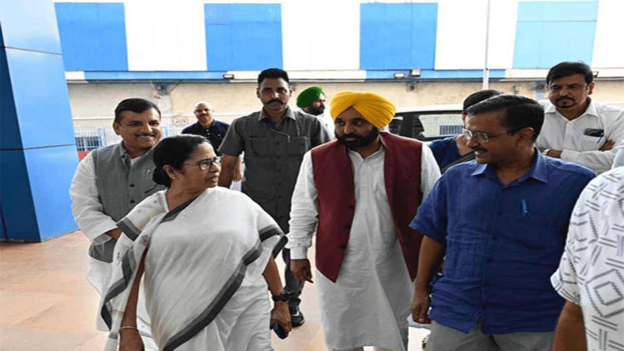 केंद्र के अध्यादेश के खिलाफ अरविंद केजरीवाल के समर्थन में आईं ममता बनर्जी, भाजपा पर हमला केंद्र के अध्यादेश के खिलाफ अरविंद केजरीवाल के समर्थन में आईं ममता बनर्जी, भाजपा पर हमला